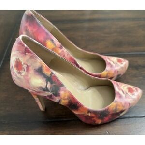 BCBGeneration Floral Pumps Heel Size 8M Pointed Toe Classic Multicolor